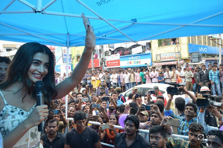 Actress-Pooja-Hegde-Launches-Lot-Mobile-Store-At-Vijayawada